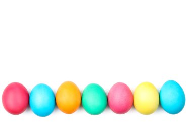 Beyaz arka planda izole edilmiş Paskalya yumurtaları