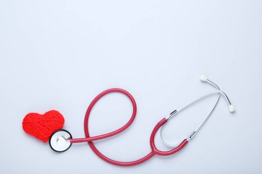 Gri arka plan üzerinde kırmızı kalbi steteskop