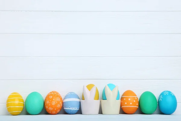 Ovos de páscoa coloridos no fundo branco — Fotografia de Stock