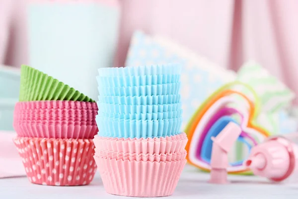 Kleurrijke cupcake gevallen op tafel — Stockfoto