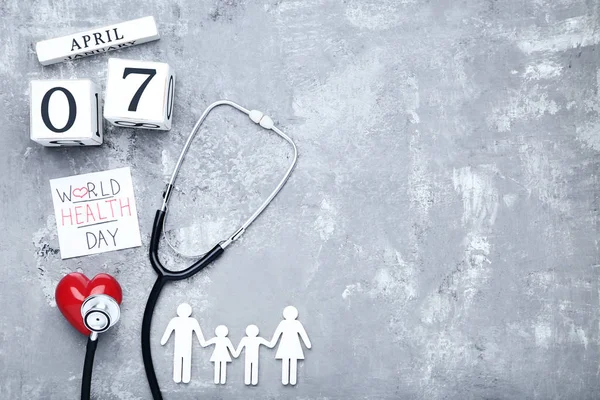 Text Weltgesundheitstag mit Stethoskop und Familienfigur auf Holz — Stockfoto