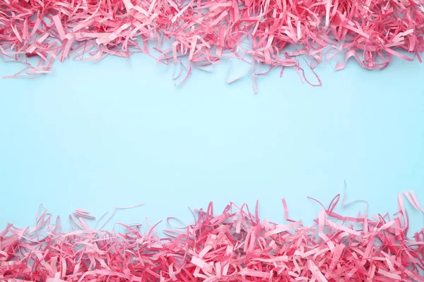 Rózsaszín aprított papírt a kék háttér — Stock Fotó