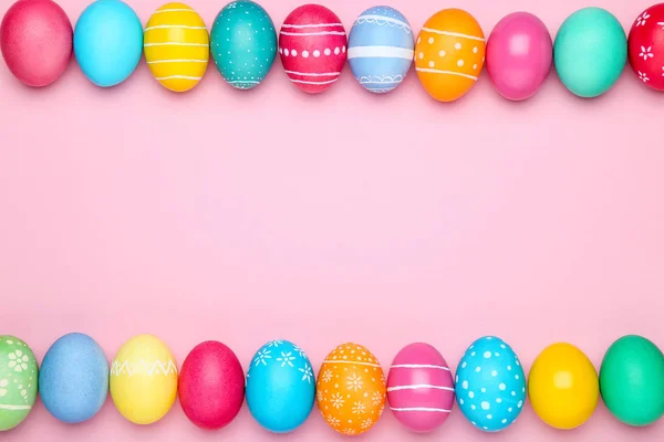 Pembe arka planda renkli paskalya yumurtaları — Stok fotoğraf