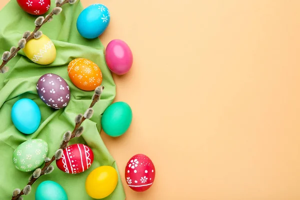 Colorate uova di Pasqua con rami di salice su sfondo beige — Foto Stock