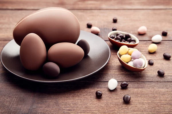 Uova di Pasqua al cioccolato sul tavolo di legno marrone — Foto Stock