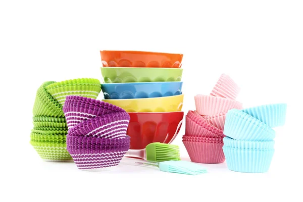 Cupcake esetek edények és poharak, fehér háttér — Stock Fotó
