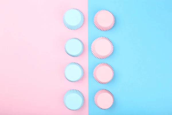 Cupcake fall på färgstarka bakgrund — Stockfoto