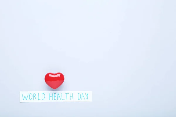 Κείμενο παγκόσμια ημέρα υγείας με κόκκινη καρδιά σε γκρίζο φόντο — Φωτογραφία Αρχείου