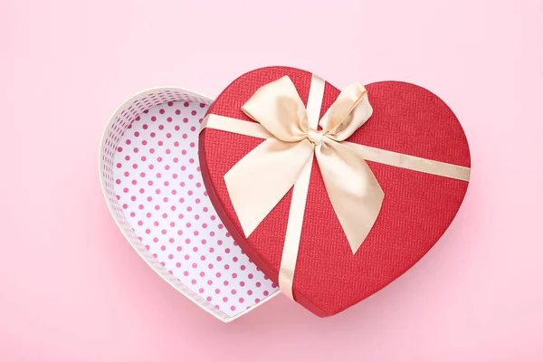 Öppet hjärta formad presentförpackning på rosa bakgrund — Stockfoto