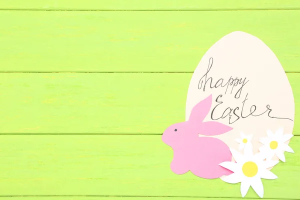Conejo de papel y huevo con texto Feliz Pascua sobre tabla de madera verde — Foto de Stock