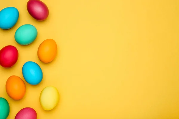 Ovos de Páscoa coloridos no fundo amarelo — Fotografia de Stock