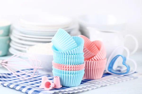 Étuis à cupcakes colorés avec ustensiles de cuisine — Photo