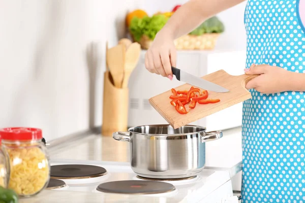 Donna che cucina la cena in cucina — Foto Stock