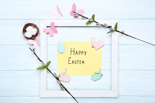 Texto Feliz Pascua con conejos pequeños, mariposa de papel y sauce — Foto de Stock