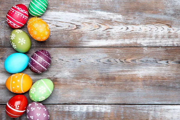 Huevos de Pascua coloridos en mesa de madera marrón — Foto de Stock