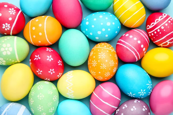 Huevos de Pascua de colores sobre fondo azul — Foto de Stock