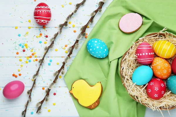 Renkli Paskalya yumurta gingerbread çerezleri ve Söğüt branche — Stok fotoğraf