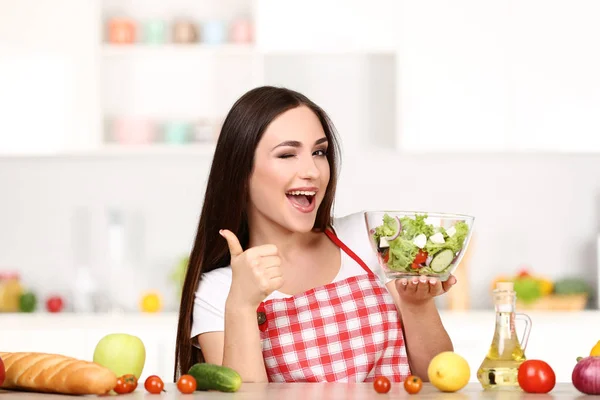 Wanita cantik memasak salad di dapur — Stok Foto