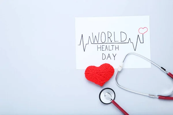 Szöveg egészségügyi világnap sztetoszkóppal és piros szív a szürke Bac — Stock Fotó