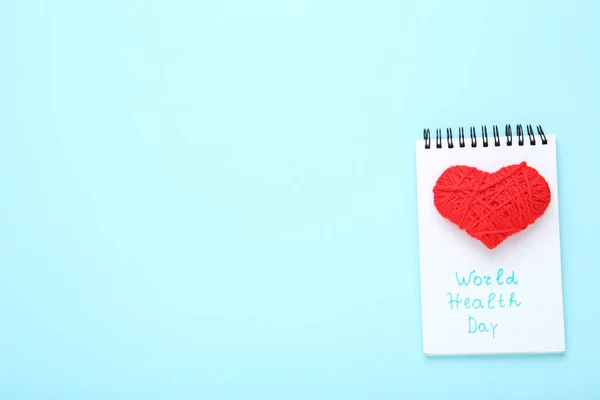 Metin Dünya Sağlık günü ile mavi arka plan üzerinde kırmızı kalp — Stok fotoğraf
