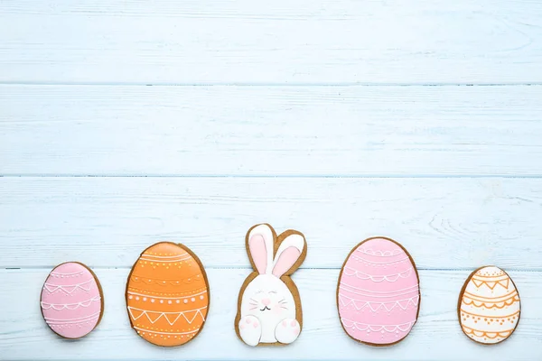 Easter gingerbread cookies on wooden table — Stock Photo, Image