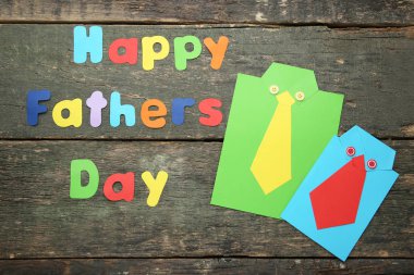 Ahşap masada kağıt gömlek ile yazıt mutlu babalar günü