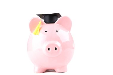 Beyaz arka planda izole mezuniyet kapağı ile piggybank