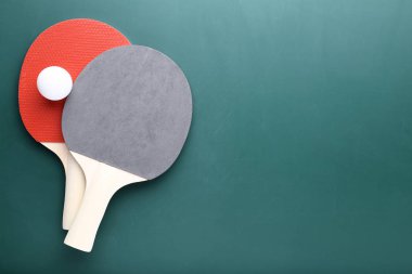Masa Tenisi raketi topu yeşil zemin üzerine ile