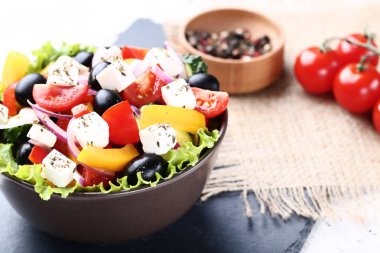 Baharat ve bez ile kase sebze salatası