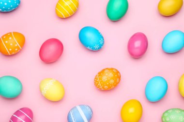 Pembe arka planda renkli paskalya yumurtaları