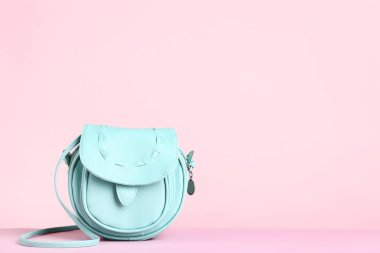 Pembe arka planda moda çanta