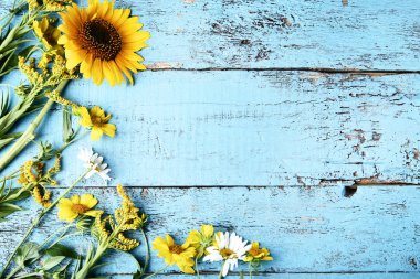 Bahar çiçekleri mavi ahşap tablo