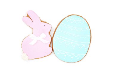 Beyaz arka plan üzerinde izole Paskalya gingerbread çerezleri
