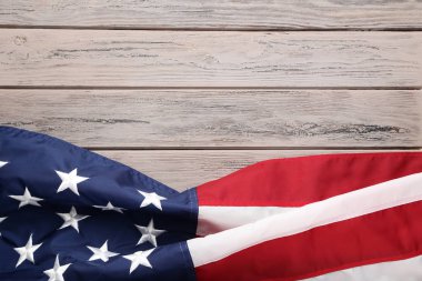 Ahşap masa üzerinde Amerikan bayrağı