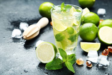 Mojito kokteyl cam ahşap masa üzerinde şekerli