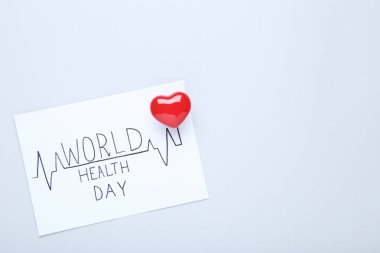 Gri arka planda kırmızı kalp ile metin Dünya Sağlık günü