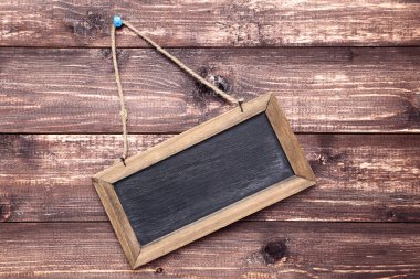 Kahverengi ahşap zemin üzerinde boş yazı tahtası