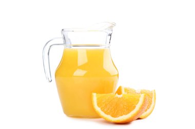 Turuncu meyve ve meyve suyu beyaz arka planda izole