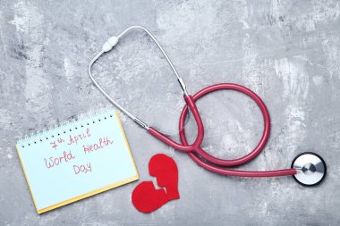 Metin 7 Nisan ve Dünya Sağlık günü stetoskop ile gri woode
