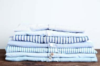 Gri arka plan üzerinde katlanmış gömlek yığını