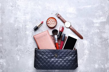 Çanta ile kozmetik, smartphone, pasaport ve bilek seyretmek 