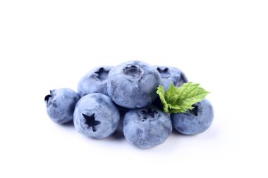 Olgun yaban mersini ile yeşil yapraklar üzerinde izole beyaz arka plan