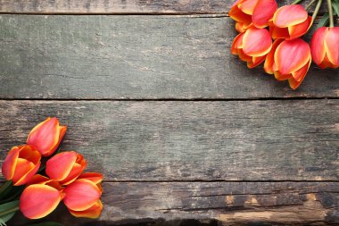 Gri ahşap masa üzerinde Lale buketi
