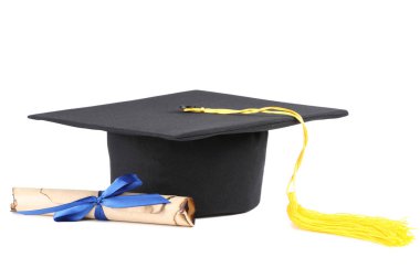 Mezuniyet kap beyaz arka plan üzerinde izole diploması ile