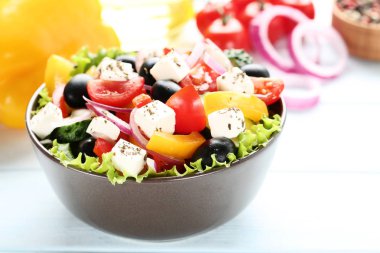 Ahşap masa üzerinde kase sebze salatası