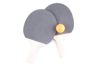 Beyaz arka plan üzerinde izole topu ile masa tenisi raketi