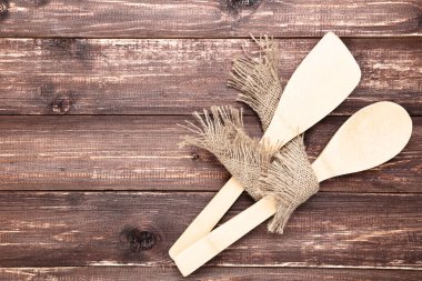 Kahverengi masa üzerinde ahşap mutfak bıçakları