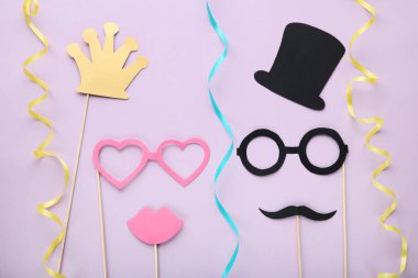 Mor arka planda parti için kağıt kabin sahne