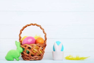 Renkli Paskalya yumurtası ile kumaş tavşan ve sarı tüy WH