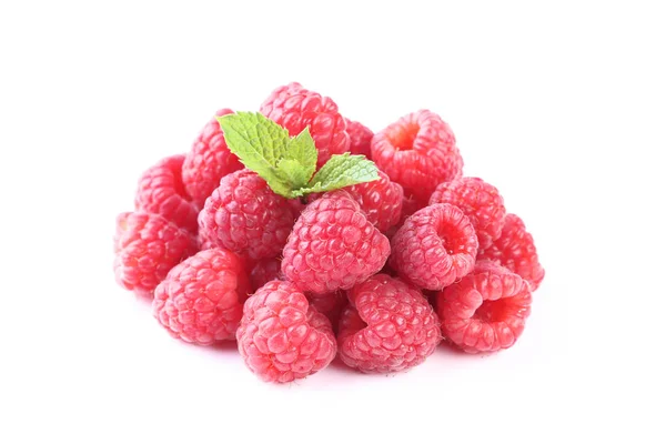 Ripe raspberries with green leafs isolated on white background — Stock Photo, Image